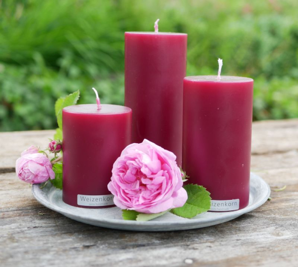Stimmungsvolles Kerzenarrangement mit bordeauxfarbenen glatten Weizenkornkerzen und üppigen englischen Rosen auf einem nostalgischen Vintageteller.